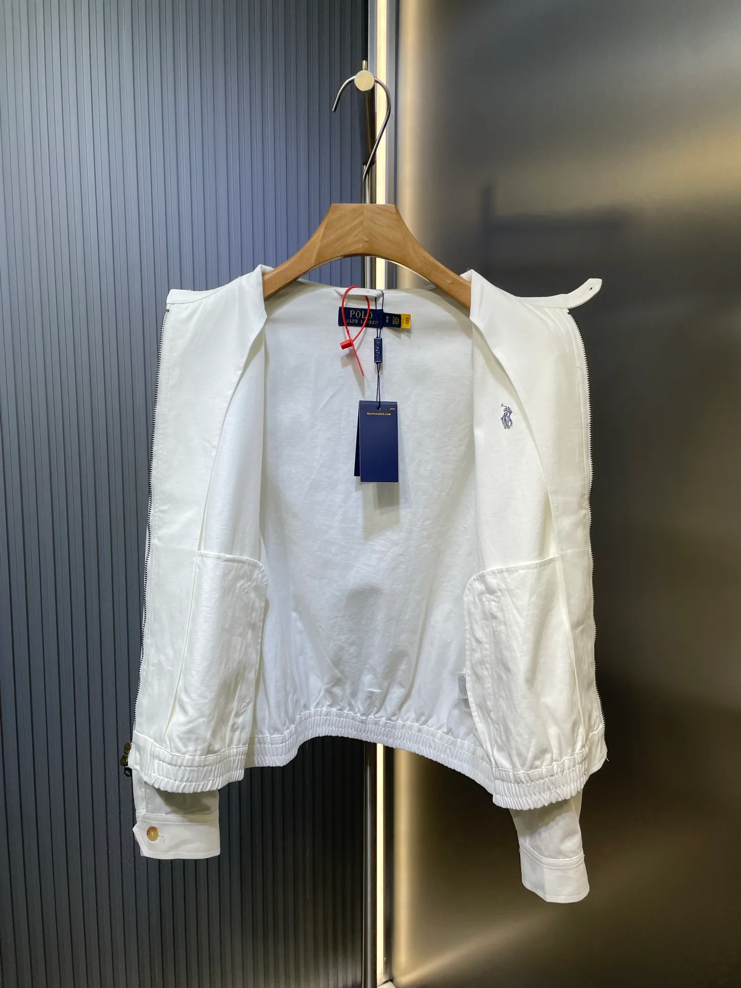 P490 Ralph Lauren 🌟Embroidered zipper jacket. Customized cloud velvet white twill cotton. Soft and silky. Comfortable and close to the skin. Dressed in pure white, exuding innate elegance. Exquisite indigo pony logo embellishments. Fully recognizable. Bringing an atmosphere of freedom and vitality. Pure and smart color symphony. Reconstructing classics with neat silhouettes and defining modern relaxation with versatile genes. Process 1: Using imported machine embroidery technology. Use advanced computer control systems and precision mechanical components to achieve iconic pony embroidery operations with high precision and smooth and delicate lines. Process 2: Template machine bag opening. The preset template guides the position, shape and size of the bag opening. The accuracy ensures the quality of the bag opening effect. Process 3: The hem is made in one go using a three-needle waist-drawing machine. The elastic band and fabric are sewn together in the same process using the machine's special needle position and feeding mechanism. The three-needle design is stronger and can evenly distribute pressure. Ensure that the elastic band and the fabric fit tightly. Process 4: The fabrics have been carefully washed and have a better hand feel. Not easy to deform, not easy to shrink, not easy to fade, and maintain long-term beauty. Accessories: Customized 1:1 Ralph Lauren engraved buckle Customized 1:1 Ralph Lauren bronze zipper Customized 1:1 Ralph Lauren trademark Version: Fitted version Size: S M L XL Style number: 25281-B55